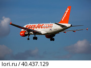 Airline EasyJet plane comes in for a landing in an aeroport El Prat city of Barcelona (2020 год). Редакционное фото, фотограф Яков Филимонов / Фотобанк Лори