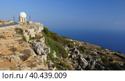 Панорамный вид на утесы Дингли. Слева шар-радар. Хад-Дингли. Мальта. (Panoramic view of Dingli cliffs. Ballun Radar on the left. Had-Dingli. Malta.) (2018 год). Стоковое фото, фотограф Igor Bakirov / Фотобанк Лори