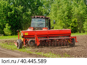 Farmer seeding crops on tractor at field. Russia. Стоковое фото, фотограф Сергей Буторин / Фотобанк Лори