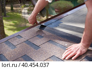 Worker's hands are smeared with waterproofing mastic for the roof. Стоковое фото, фотограф Кутина Татьяна / Фотобанк Лори