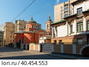 Церковь Афанасия и Кирилла, патриархов Александрийских, на Сивцевом Вражке. Филипповский переулок на Арбате в Москве (2022 год). Стоковое фото, фотограф Pukhov K / Фотобанк Лори