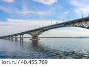 Автомобильный мост (Саратовский мост) через реку Волгу, соединяющий правый берег, на котором стоит город Саратов, и левый — на котором расположен город Энгельс (2023 год). Стоковое фото, фотограф Владимир Сергеев / Фотобанк Лори
