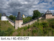 View of the wall of the Holy Dormition Pskov-Pechersk Monastery, the Tower of the Upper Lattices, Tailovskaya tower and Tararygin Tower on a sunny summer day, Pechory, Pskov region, Russia. Стоковое фото, фотограф Ula Ulachka / Фотобанк Лори