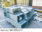 Вентиляционные металлические короба для  обеспечения циркуляции воздуха в зданиях. Оцинкованный воздуховод для вентиляции дома. Вентиляционный канал. Стоковое фото, фотограф Эдуард Белкин / Фотобанк Лори