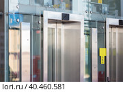 Mechanisms and details of the glass elevator at the airport. Стоковое фото, фотограф Юрий Поздников / Фотобанк Лори