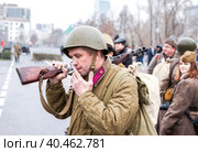 Солдат в ретро-форме Красной Армии (2014 год). Редакционное фото, фотограф FotograFF / Фотобанк Лори