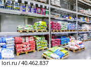 Sale of dry building mixes in a construction hypermarket (2017 год). Редакционное фото, фотограф FotograFF / Фотобанк Лори