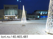 Petrozavodsk, Karelia, Russia, January 5, 2023. New Year's city fuss. Garlands - Christmas trees and lighting fixtures. Cars and people go through the snow. Karl Marx Avenue. National Finnish Theatre. Редакционное фото, фотограф Юлия Петровская / Фотобанк Лори