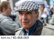 Адвокат Александр Добровинский дает интервью СМИ перед посадкой черешневых деревьев в рамках фестиваля искусств "Черешневый лес" в парке "Динамо" у ВТБ Арены в Москве, Россия (2023 год). Редакционное фото, фотограф Николай Винокуров / Фотобанк Лори