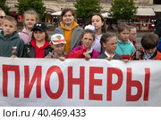 Октябрята готовятся стать пионерами на всероссийской торжественной линейке, посвященной Дню пионерии и приему в пионеры на Красной площади города Москвы, Россия (2023 год). Редакционное фото, фотограф Николай Винокуров / Фотобанк Лори