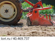 Cultivator for a mini-tractor for loosening the soil. Agricultural work. Excavation. Close-up. Стоковое фото, фотограф Юрий Поздников / Фотобанк Лори