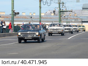 Советские автомобили Волга ГАЗ-24 на параде ретротранспорта солнечным днем. Международный транспортный фестиваль SPb TransportFest. Санкт-Петербург (2023 год). Редакционное фото, фотограф Виктор Карасев / Фотобанк Лори