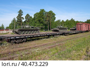 Воинский поезд с танками Т-72Б3 стоит в железнодорожном тупике солнечным летним днем (2022 год). Редакционное фото, фотограф Виктор Карасев / Фотобанк Лори