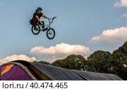 Young man doing tricks in the air on a BMX bike. BMX rider (2018 год). Редакционное фото, фотограф Iva Noel / Фотобанк Лори