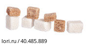 White refined sugar and brown unrefined sugar cubes. Стоковое фото, фотограф Сергей Толмачёв / Фотобанк Лори