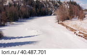 Горный Алтай зимой. Курайский хребет, река Чуя. Вид с воздуха. Altai mountains in winter. Kurai ridge, Chuya River. Aerial view. Стоковое видео, видеограф Евгений Романов / Фотобанк Лори