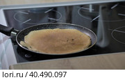A man flips a pancake with his hands in a frying pan. Стоковое видео, видеограф Юрий Поздников / Фотобанк Лори