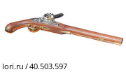 Антикварный кремниевый пистолет на белом фоне. Antique pistol 18th century on white. (2018 год). Редакционное фото, фотограф Татьяна Д / Фотобанк Лори