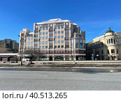 Торгово-офисный комплекс «Альфа Арбат" Центр». Москва, Бульварное кольцо весной в солнечный день (2023 год). Редакционное фото, фотограф Овчинникова Ирина / Фотобанк Лори