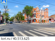 Городская улица с автомобилями и трамвайным путем летом (2019 год). Редакционное фото, фотограф FotograFF / Фотобанк Лори