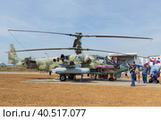 Волгоградская область, Средняя Ахтуба, Россия. Боевой ударный вертолёт КА-52, люди интересуются военной техникой. (2021 год). Редакционное фото, фотограф Андрей Цыганков / Фотобанк Лори