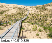 Scenic path to the Sarykum barkhan. Sand mountain in the Caucasus. Dagestan (2021 год). Редакционное фото, фотограф Саблин Станислав / Фотобанк Лори