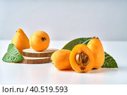 Loquat fruit. Nispero. Eriobotrya Japonica. Loquat in bowl with fresh leaves. Close up. Стоковое фото, фотограф Галина Омельчук / Фотобанк Лори