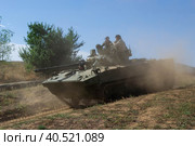 Волгоградская область, Городищенский район, Россия. Боевая машина десанта БМД-4М на пыльной степной дороге. (2020 год). Редакционное фото, фотограф Андрей Цыганков / Фотобанк Лори