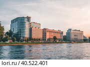 Luxurious apartments in St. Petersburg, Russia. View across the Malaya Nevka river. (2020 год). Стоковое фото, фотограф Саблин Станислав / Фотобанк Лори