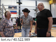 Администраторы соревнований вручают призы (2023 год). Редакционное фото, фотограф Дмитрий Неумоин / Фотобанк Лори