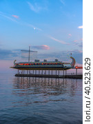 Yalta restaurant orange in the evening (2021 год). Редакционное фото, фотограф Анна Кривицкая / Фотобанк Лори
