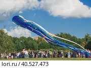 Huge octopus kites fly in the sky. The annual festival "Motley Sky" in the Tsaritsyno Park in Moscow, Russia (2023 год). Редакционное фото, фотограф Photojuli / Фотобанк Лори