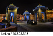 Russia, St. Petersburg 05,01,2017 Lomonosov Bridge across the Fontanka River with New Year's illumination and garlands. Редакционное фото, фотограф Анна Кривицкая / Фотобанк Лори