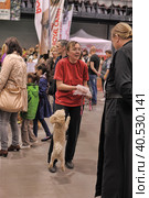 A visitor with dogs at the White Nights exhibition (2014 год). Редакционное фото, фотограф Анна Кривицкая / Фотобанк Лори