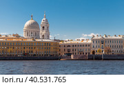 Cityscape of Saint-Petersburg on a sunny summer day. Neva river coast (2022 год). Стоковое фото, фотограф EugeneSergeev / Фотобанк Лори