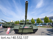 Российский танк Т-80БВМ на международном военном форуме "Армия-2022". Парк Патриот. Редакционное фото, фотограф Виктор Карасев / Фотобанк Лори