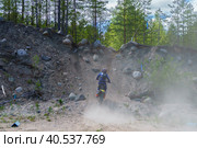 Мотоциклист на эндуро мотоцикле на соревнованиях на бездорожье. Карелия, близ поселка Эссойла. (2023 год). Редакционное фото, фотограф Sergei Gorin / Фотобанк Лори