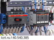 Электрический рубильник компании ABB для переключения режимов работы в электрическом распределительном щите для Умного дома. (2023 год). Редакционное фото, фотограф Нелик Дулатов / Фотобанк Лори