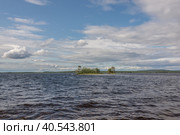 Остров меж волнами и облаками. Стоковое фото, фотограф Валерий Минухин / Фотобанк Лори