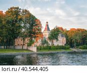 Malaya Nevka Apraksin house in St. Petersburg, View across the Malaya Nevka river. Russia. (2020 год). Редакционное фото, фотограф Саблин Станислав / Фотобанк Лори