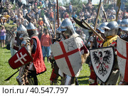 Knights in armor during the battle at the Russian Fortress festival of historical reconstruction (2012 год). Редакционное фото, фотограф Анна Кривицкая / Фотобанк Лори