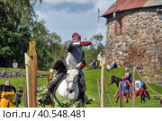 A knight with a spear on a horse at the Russian Fortress festival of historical reconstruction (2014 год). Редакционное фото, фотограф Анна Кривицкая / Фотобанк Лори