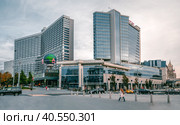 Shopping center Lotte Plaza on Novy Arbat (2020 год). Редакционное фото, фотограф Саблин Станислав / Фотобанк Лори