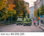 A tow truck removes cars of violators on the city street. Moscow. (2020 год). Редакционное фото, фотограф Саблин Станислав / Фотобанк Лори