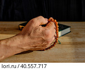 Hand of a older Muslim man fingering a rosary. Стоковое фото, фотограф Ирина Кононова / Фотобанк Лори