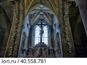 Czech Republic. Skulls and bones in the ossuary in Kutna Hora. Close up detailed view of Sedlec Ossuary, Church of Bones in Kutna Hora, decorated with real human skeleton bones. (2016 год). Редакционное фото, фотограф Анна Кривицкая / Фотобанк Лори