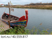 Старинный корабль в виде ладьи на причале на реке Каменка.  Суздаль, Владимирская область. (2022 год). Редакционное фото, фотограф Pukhov K / Фотобанк Лори