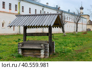 Колодец в Аптекарском огороде в Спасо-Евфимиевом монастыре. Суздаль. Владимирская область, Россия (2022 год). Стоковое фото, фотограф Pukhov K / Фотобанк Лори