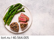 Tuna steak fried in sesame seeds served with asparagus. Стоковое фото, фотограф Татьяна  Бральнина / Фотобанк Лори
