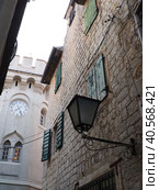 Herceg Novi, Montenegro, Sat-kula tower, Sahat-kula, Tora, chapel tower, Clock tower 08.10.22 Narrow street with stone houses, shutters on the windows. Old medieval city. Tourism and real estate. (2022 год). Редакционное фото, фотограф Юлия Петровская / Фотобанк Лори